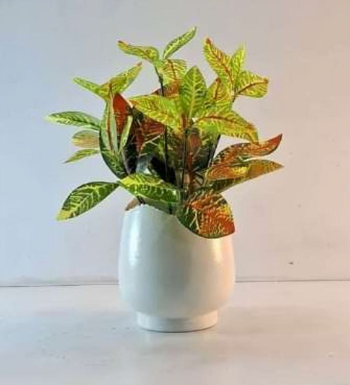 Mini Bulb-Shaped Metal Planter – Smooth Gloss Finish