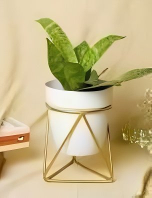 Geometric prism style metal planters
