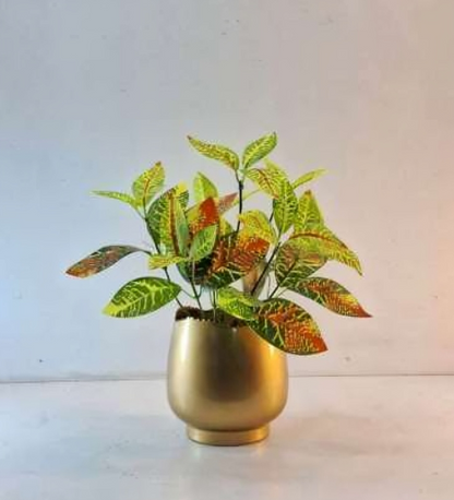 Mini Bulb-Shaped Metal Planter – Smooth Gloss Finish