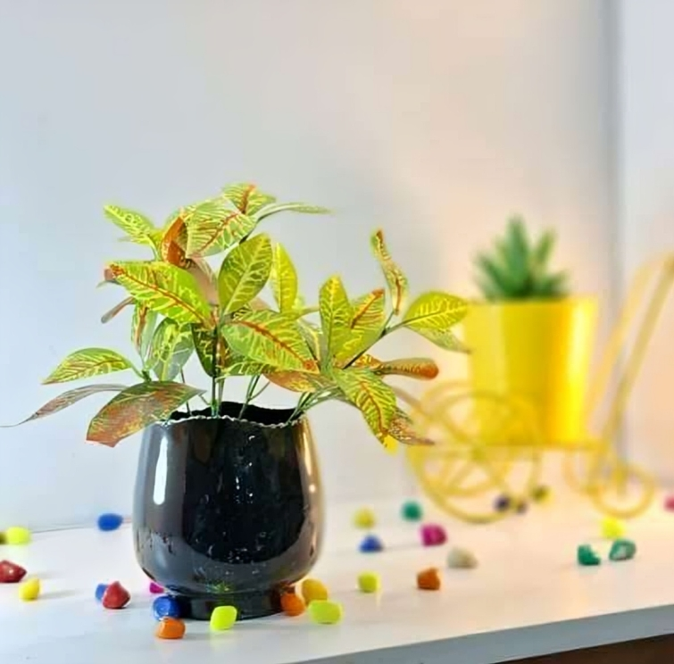 Mini Bulb-Shaped Metal Planter – Smooth Gloss Finish