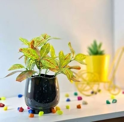 Mini Bulb-Shaped Metal Planter – Smooth Gloss Finish