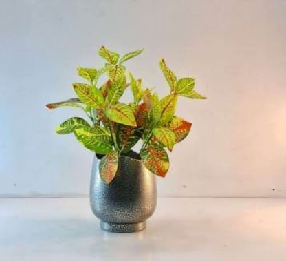 Mini Bulb-Shaped Metal Planter – Smooth Gloss Finish