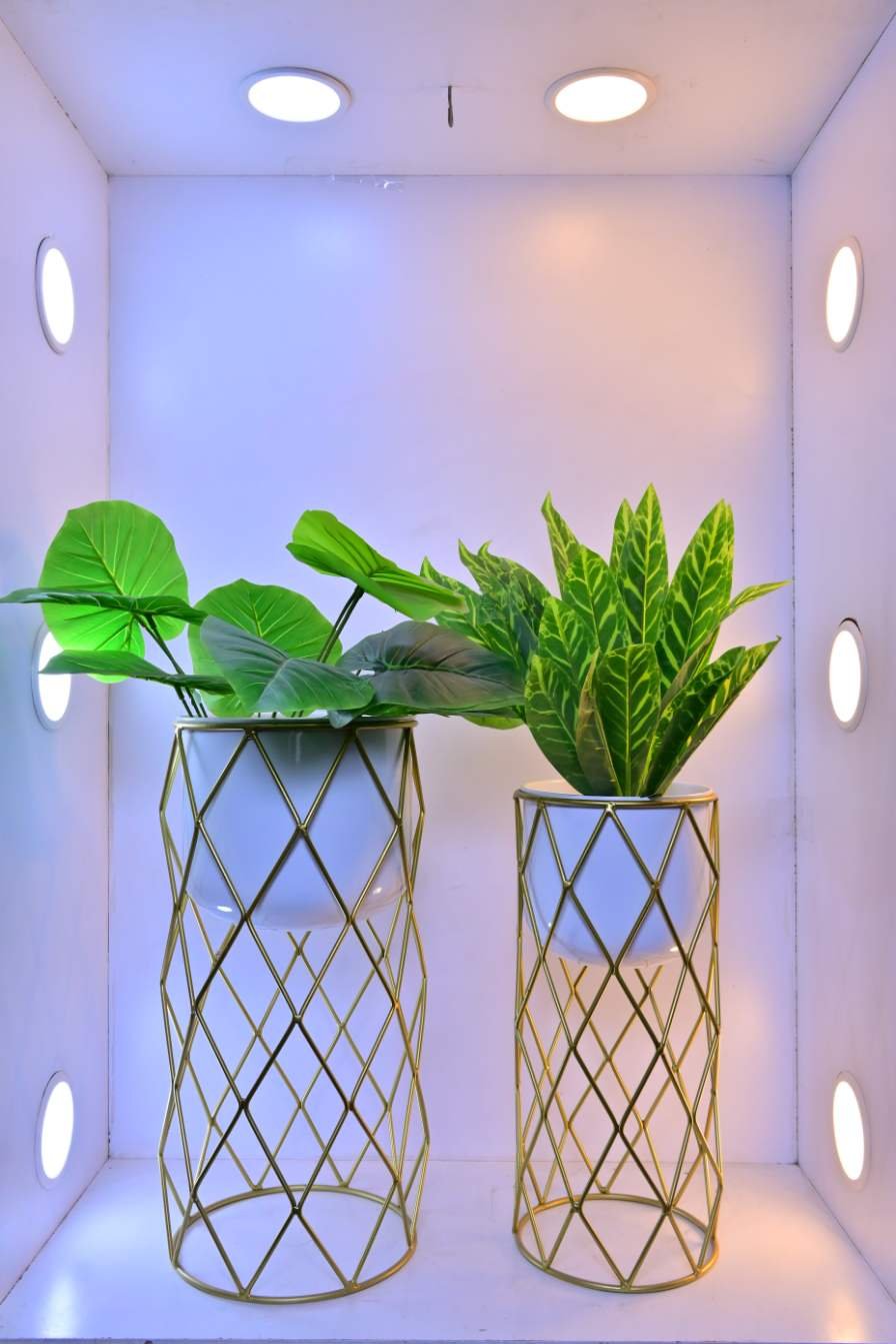 Diamond Grid Stand Planters – set of 2 Modern Metal Planter Set